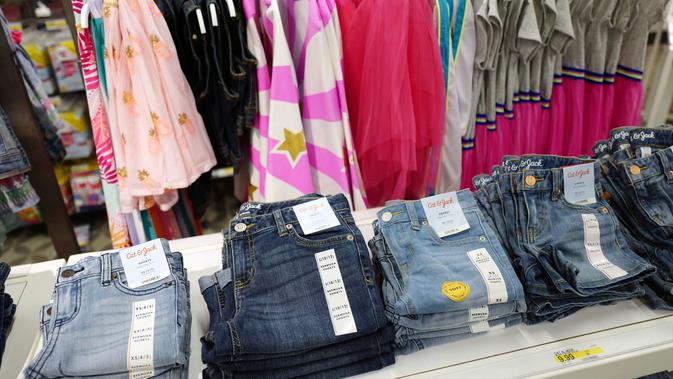 Tidak hanya atasan, terdapat juga celana jeans anak yang terbuat dari kain sutra dan botol plastik daur ulang yang dijual di toko Target, New York, Jumat (14/7). Konsumen menginginkan barang berkualitas tetapi dengan harga terjangkau. (AP/Mark Lennihan)