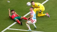Pemain Maroko Noussair Mazraoui (kiri) berebut bola dengan pemain Kroasia Josip Juranovic dan kiper Dominik Livakovic pada pertandingan sepak bola Grup F Piala Dunia 2022 di Stadion Al Bayt, Al Khor, Qatar, Rabu (23/11/2022). Pertandingan berakhir imbang dengan skor 0-0. (AP Photo/Darko Vojinovic)