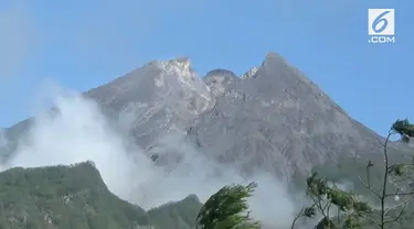 Gunung Merapi meluncurkan lava pijar sejauh 500 an meter. Meskipun tergolong aman masyarakat yang tinggal di lereng Merapi tetap waspada