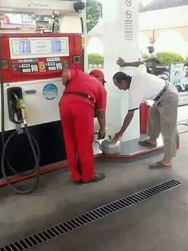 Wadah Nyeleneh Saat Isi Bensin di SPBU Ini Kocak Abis, Cuma Di Indonesia