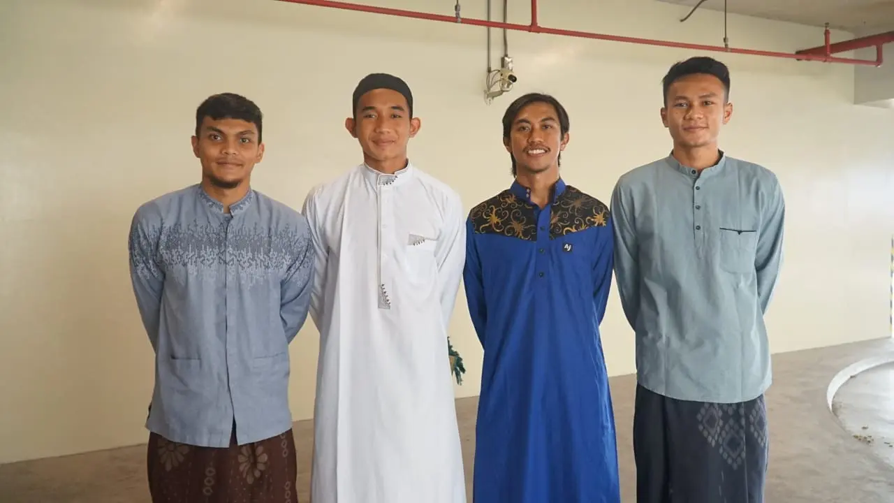 Timnas Indonesia salat Idulfitri di Hotel Fairmont, Jakarta.