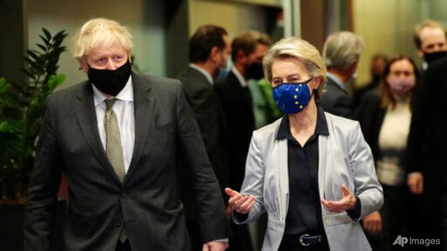 Presiden Komisi Eropa Ursula von der Leyen (kanan) berbicara dengan Perdana Menteri Inggris Boris Johnson sebelum pertemuan di kantor pusat Uni Eropa di Brussel, Rabu, 9 Desember 2020.