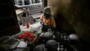 Seorang pembuat tembikar membuat pot tanah liat menggunakan tangan dalam bengkel rumah di Banda Aceh, Aceh, Rabu (4/8/2021). (CHAIDEER MAHYUDDIN/AFP)