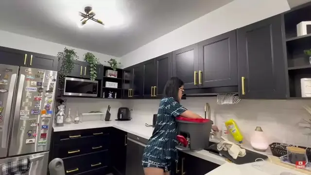 Kitchen Set Hitam dengan Handle Emas Jadi Pusat Perhatian