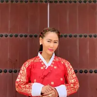 Gaya Inul Daratista Pakai Hanbok di Korea Selatan (sumber: instagram/@inul.d)