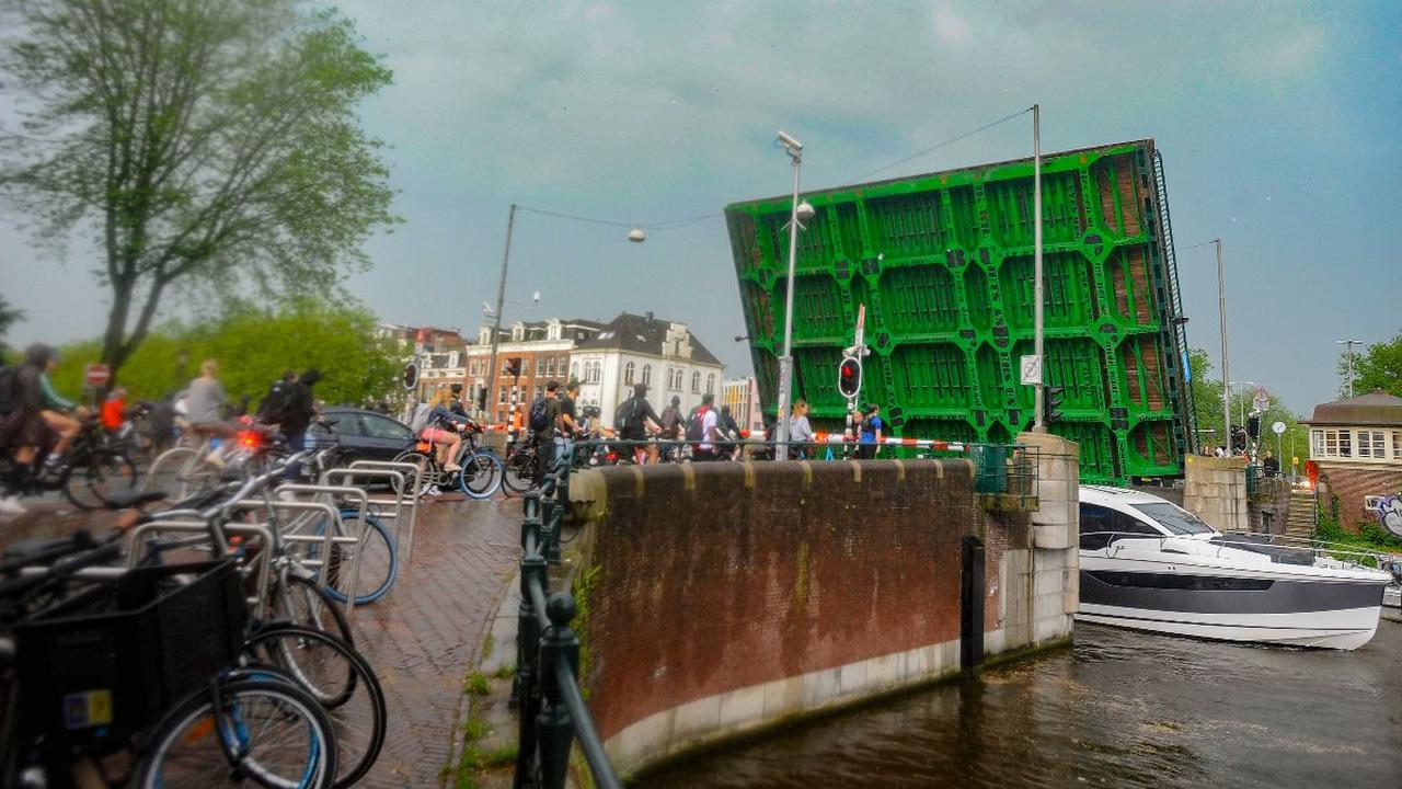 Dengan keindahan kanal-kanalnya yang menakjubkan, Amsterdam menawarkan pengalaman wisata yang tak terlupakan.&nbsp;<br>