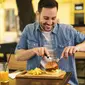 Cara makan burger (Sumber: Istockphoto)