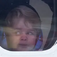 Wajah lucu Pangeran George saat berada di pesawat meninggalkan Kanada. (Huffingtonpost)