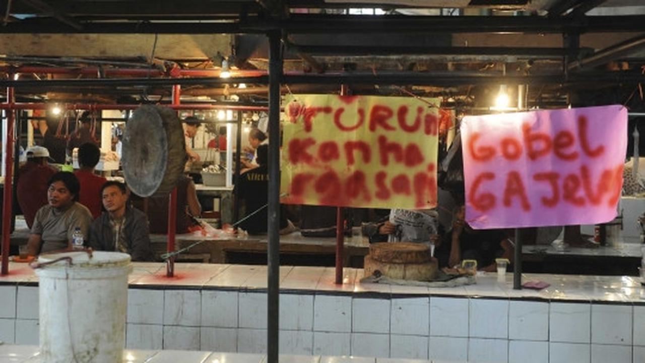Tuntut turunkan harga, pedagang daging sapi di Senen mogok berjualan