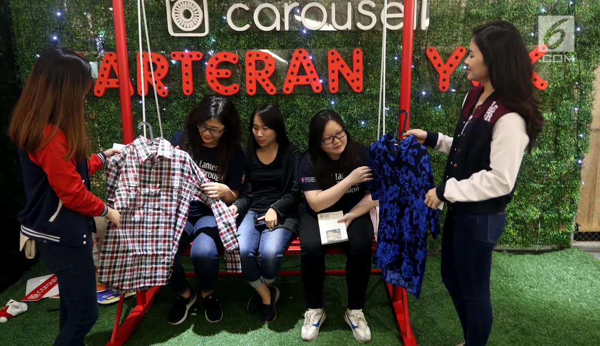 Pengunjung memilih busana di pameran yang digagas oleh LSPR Communication Festival, Carousell Barteran Yuk, berkolaborasi dukungan Pemberdayaan Pengusaha Kreatif Indonesia, Jakarta, Jumat (27/7). (Lipuatn6.com/Johan Tallo)