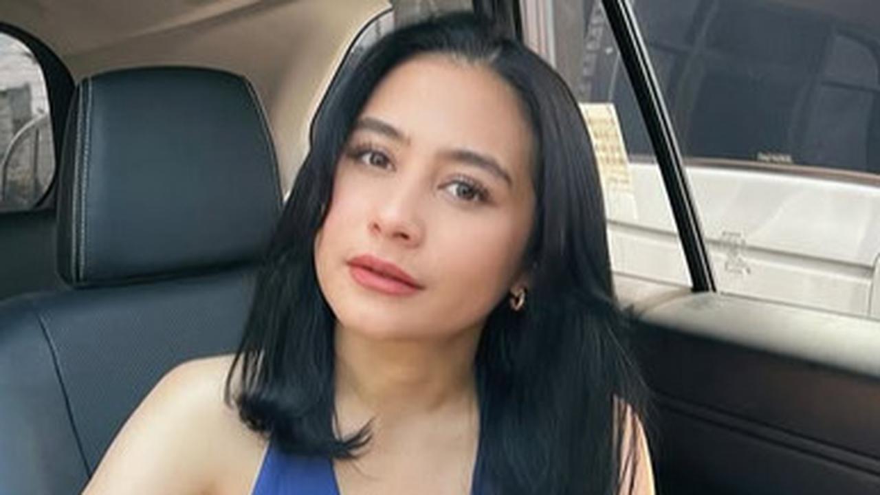 Potret Prilly Latuconsina Pakai Baju Biru Sambil Pose dengan Rambut Baru di Mobil, Cantiknya Disebut Gak Habis-habis