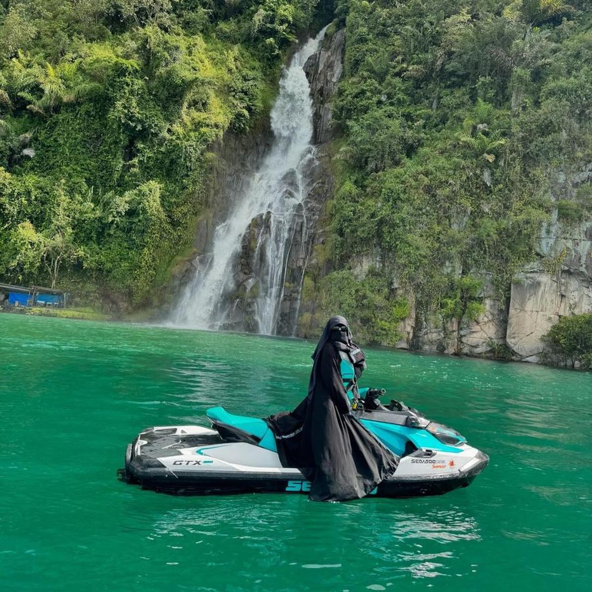 Buktikan Cadar dan Busana Syar'i Tak Jadi Penghalang, Ini 7 Potret Umi Pipik Ngebut Naik Jetski di Danau Toba