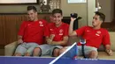 Morgan Schneiderlin (kiri), Andreas Pereira, dan Adnan Januzaj memberi semangat kepada Ander Herrera dan Anders Lindegaard yang sedang bertanding. (Manutd.com)