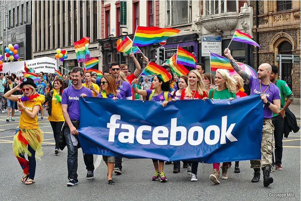 Dukung LGBT, Publik Figur Ini Warnai Foto Mereka dengan Pelangi