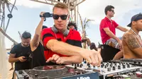 Diplo sedang beraksi di pantai. (edmsauce.com)