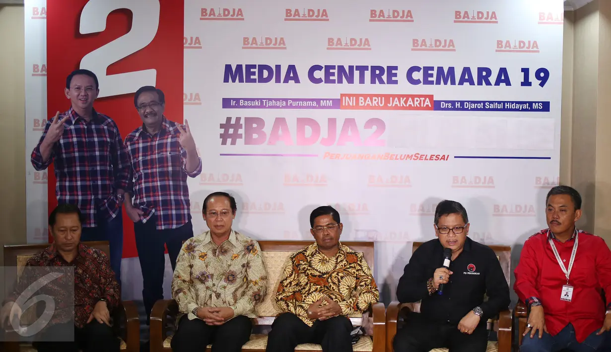 Sekjen PDI Perjuangan Hasto Kristiyanto (kedua kanan) memberikan keterangan kepada wartawan di Media Centre Badja, Jakarta, Selasa (18/4). Dalam keterangannya tim pemenangan Ahok-Djarot meminta semua pihak untuk bersikap netral. (Liputan6.com/Johan Tallo)