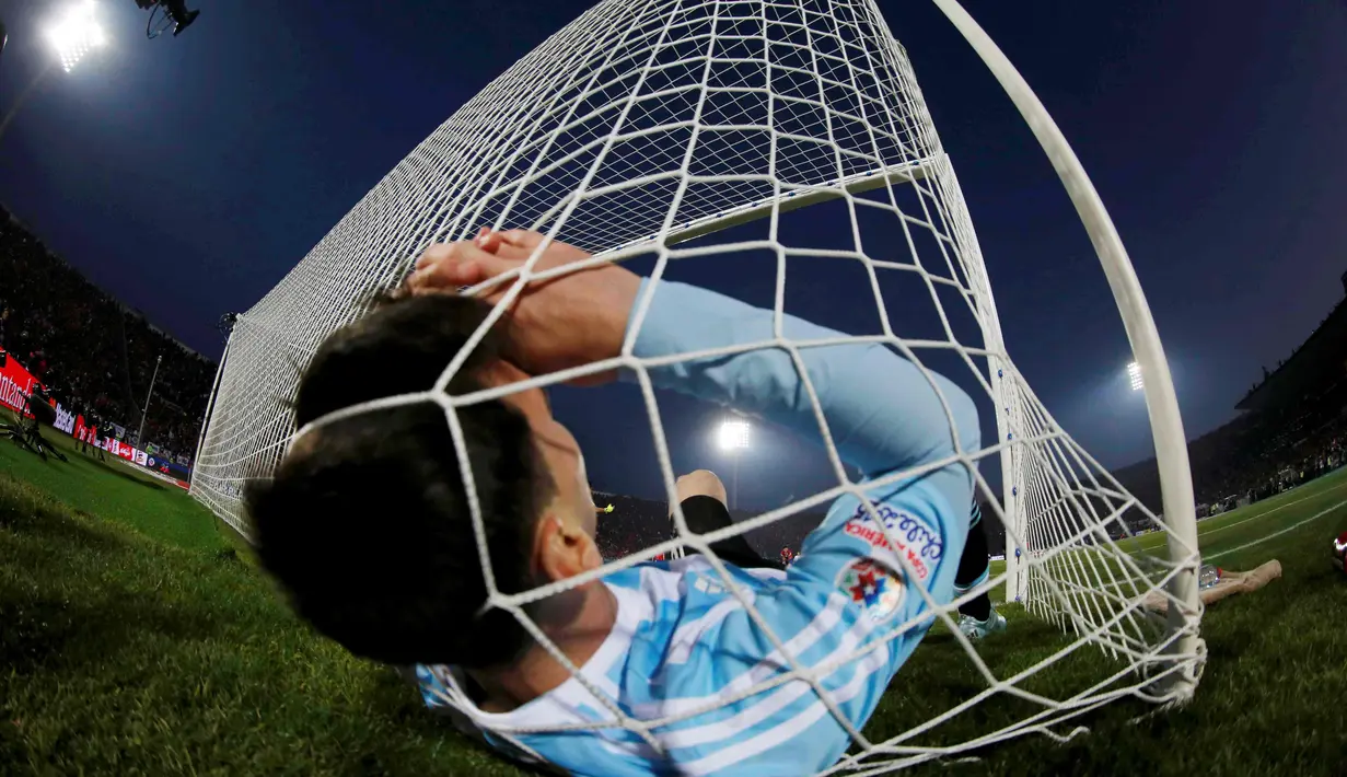 Bukan bola yang masuk ke gawang Cile, tapi Lionel Messi. (REUTERS/Ivan Alvarado)