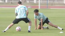 Striker Timnas Indonesia, Rafael Struick melakukan peregangan saat mengikuti sesi latihan Timnas Indonesia di Stadion Madya, Gelora Bung Karno, Senayan, Jakarta, Jumat (31/5/2024) pagi WIB. (Bola.com/M Iqbal Ichsan)