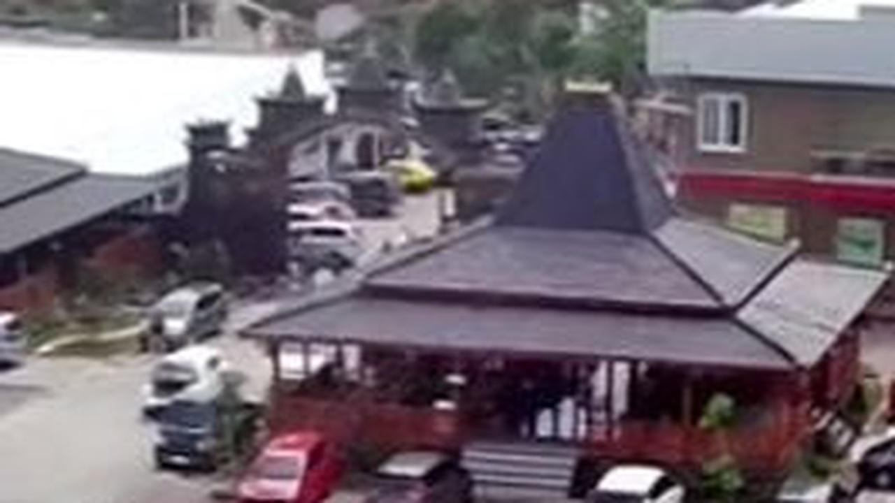 Melihat Lebih Dekat "Istana Kerajaan" Crazy Rich Ponorogo, Di Dalamnya Ada Ribuan Mobil