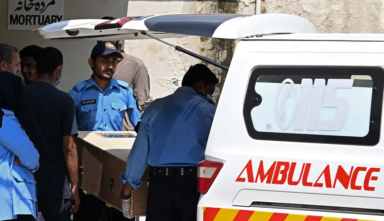 Petugas kepolisian memindahkan peti jenazah seorang anak ke dalam ambulans setelah terjadi kebakaran di luar bangsal Kesehatan Ibu dan Anak (MCH) di Rumah Sakit Pakistan Institute of Medical Sciences (PIMS), Islamabad, Pakistan, Rabu, 26 Agustus 2026. (AFP/  Aamir Qureshi)