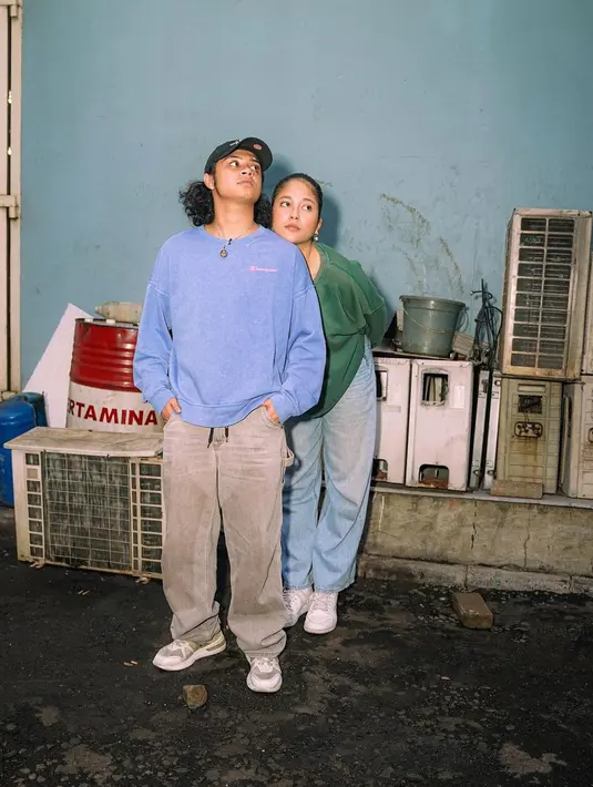 Bahkan mereka tak ragu tunjukkan gaya bucinnya dengan outfit belel yang terkenal nyaman. Seperti apa potretnya? [@bastiansteel]