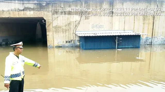Banjir di underpass Tol JORR Meruya Jalan Meruya Selatan, Kembangan Jakarta Barat