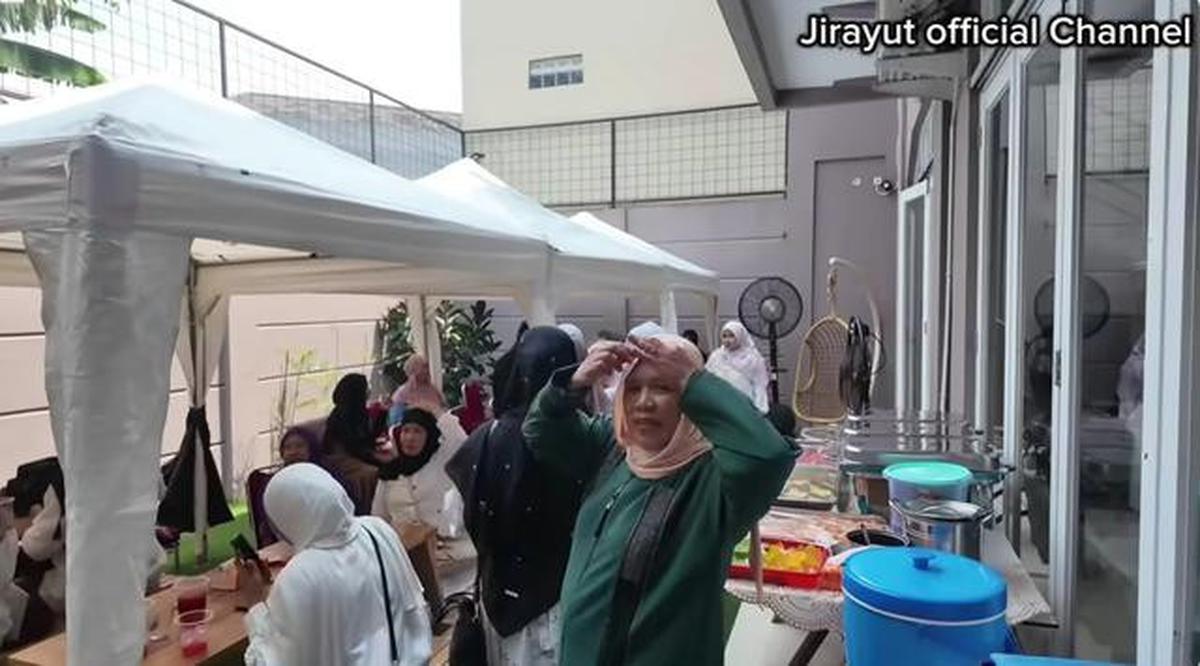9 Potret Halaman Belakang Rumah Jirayut di Indonesia, Nyaman untuk Acara Keluarga