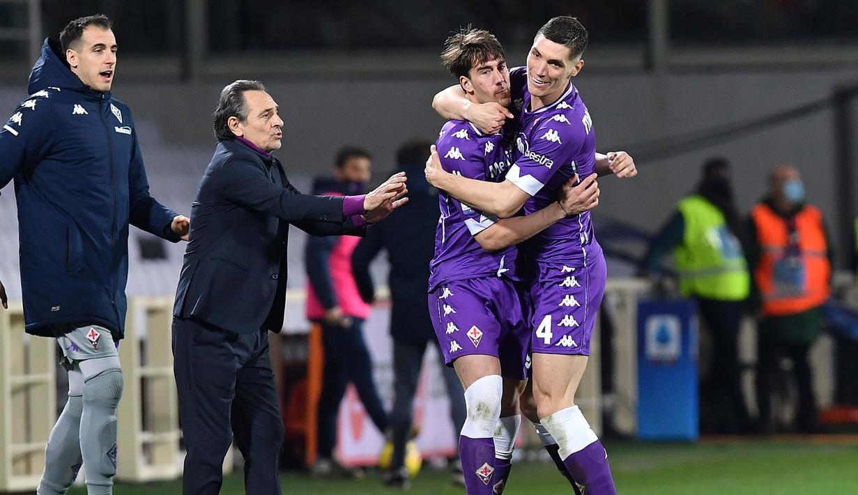 Striker Fiorentina, Dusan Vlahovic (kedua dari kanan) melakukan selebrasi usai mencetak gol pertama timnya ke gawang Spezia dalam laga lanjutan Liga Italia 2020/21 pekan ke-23 di Artemio Franchi Stadium, Jumat (19/2/2021). Fiorentina menang 3-0 atas Spezia. (LaPresse via AP/Jennifer Lorenzini)