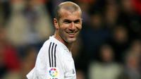 2. Zinedine Zidane – Legenda Prancis ini merupakan pemain tengah terbaik sekaligus maestro sepak bola dunia. Pelatih Real Madrid itu pernah merasakan banyak gelar mulai juara Piala Dunia, Liga Champions dan La Liga. (AFP/Philippe Desmazes)