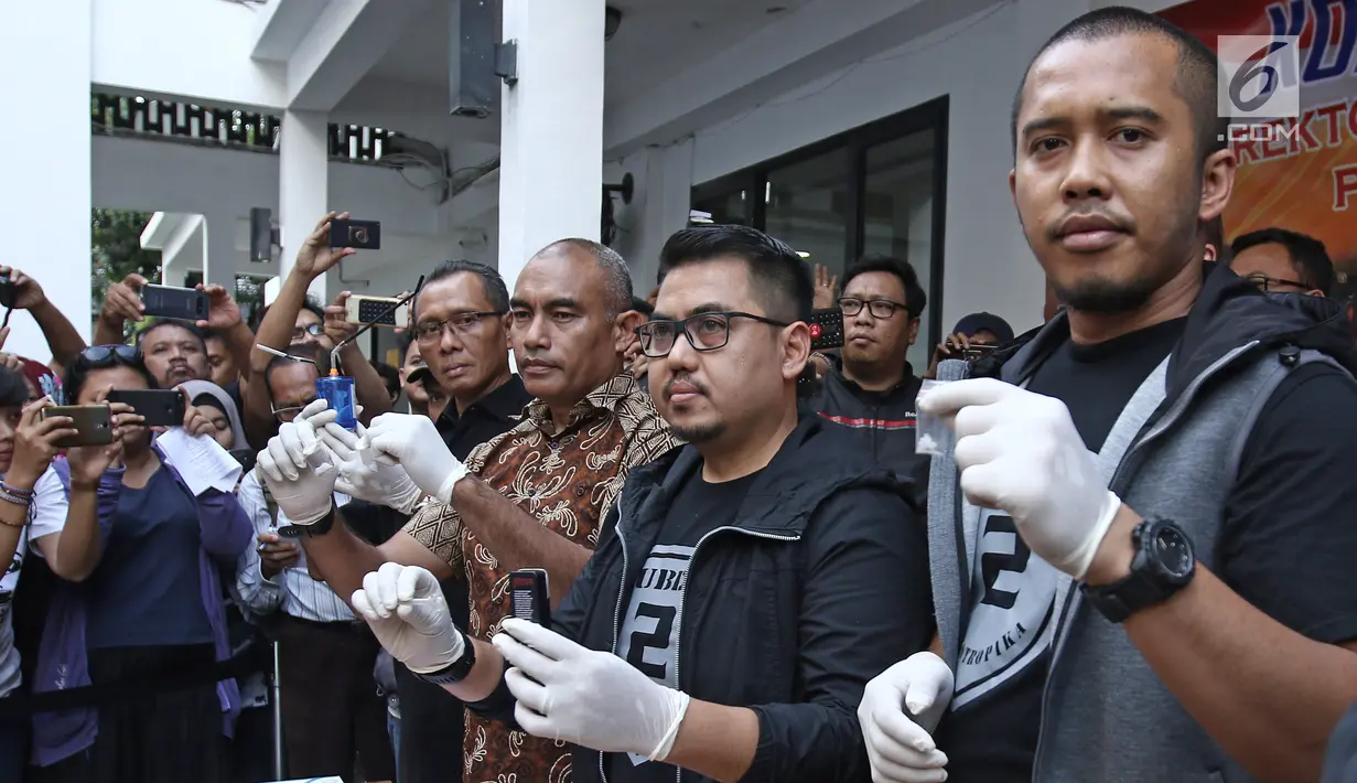 Polisi menunjukkan barang bukti narkotika jenis sabu di Dit Narkoba Polda Metro Jaya, Jakarta, Jumat (22/12). Aktor Tio Pakusadewo di tangkap polisi terkait kepemilikan tiga bungkus plastik klip sabu 1,06 gram. (Liputan6.com/Herman Zakharia)