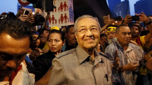 Mantan Perdana Menteri Malaysia Mahathir Mohamad muncul di tengah kerumunan demonstran 'kaos kuning' di Kuala Lumpur. Mahathir datang bersama sang istri, Siti Hasmah Ali, serta didampingi mantan Menteri Hukum Zaid Ibrahim.