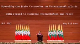 Penasihat Negara Myanmar Aung San Suu Kyi menyampaikan pidato nasional terkait Rohingya di Naypyidaw (19/9). Suu Kyi justru meminta pihak militer untuk menahan diri, agar tidak ada warga sipil yang menjadi korban. (AFP Photo/Ye Aung Thu)