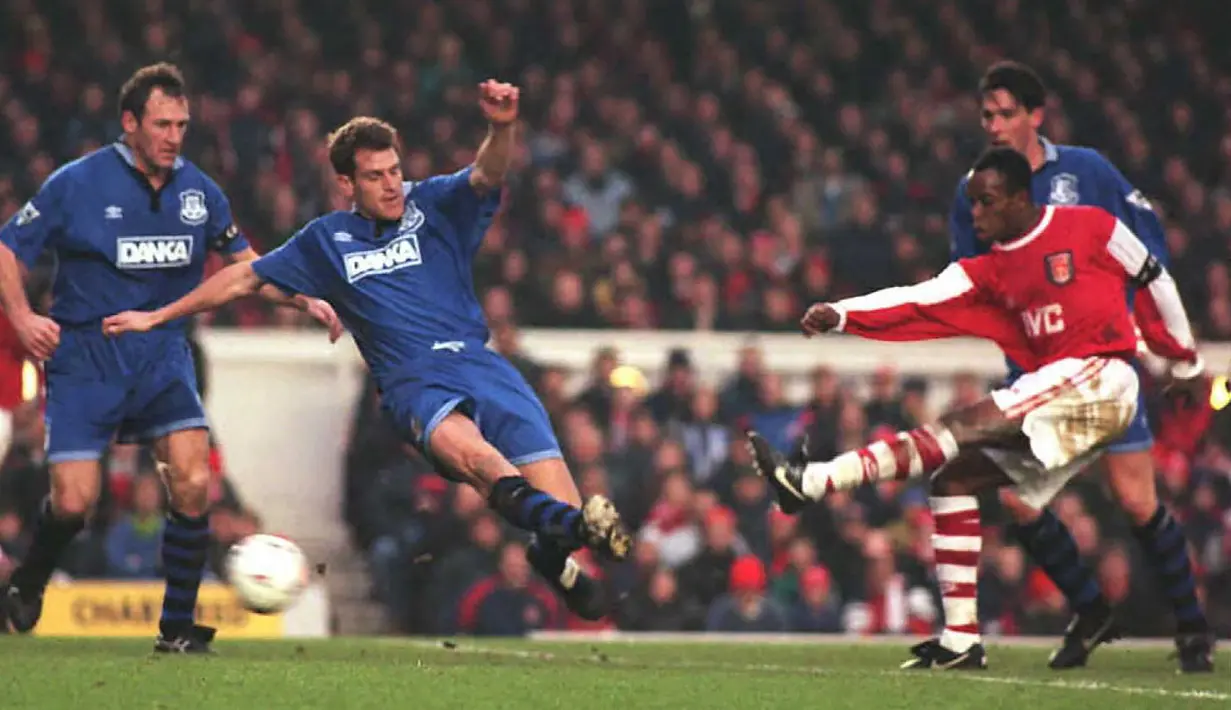 Ian Wright. Striker Inggris yang kini berusia 58 tahun dan telah pensiun pada Juli 2000 bersama Burnley ini tercatat pernah melakukan hattrick beruntun pada musim kedua Premier League yaitu 1993/1994. Momen itu terjadi saat ia berseragam Arsenal sebagai klub keduanya di Liga Inggris di pekan ke-31 dan ke-32. Pada pekan ke-31 (5/3/1994) hattricknya membawa Arsenal menang 5-1 atas Ipswich, sementara di pekan ke-32 (19/3/1994) hattricknya membawa Arsenal mengatasi Southampton 4-0. (AFP)