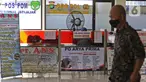 Calon penumpang melintas di depan agen tiket bus di Terminal Jatijajar, Depok, Jawa Barat, Senin (6/7/2020). Terminal tipe A tersebut kembali mengoperasikan layanan bus Antar Kota Antar Provinsi (AKAP) dengan menerapkan protokol kesehatan. (Liputan6.com/Herman Zakharia)