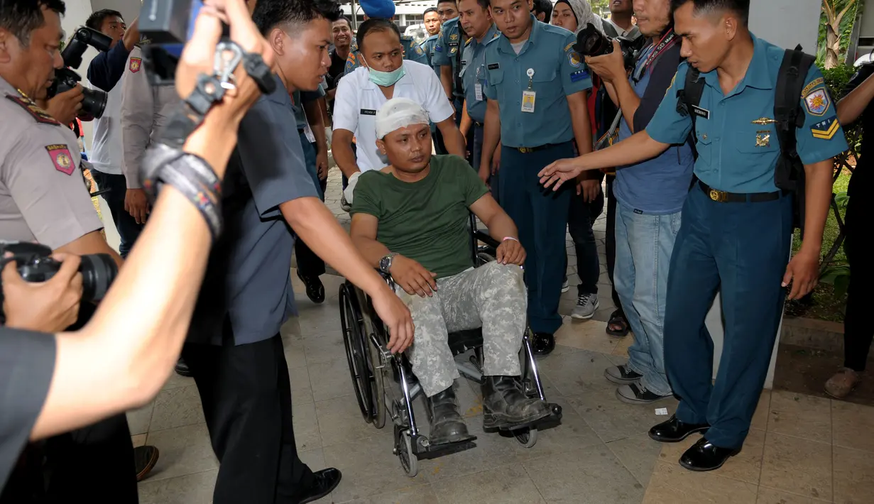 Seorang anggota TNI AL yang menjadi korban ledakan gudang amunisi harus dibawa dengan kursi roda saat menuju ruang UGD RS TNI AL Mintohardjo pada Rabu 5 Maret 2014 (Liputan6.com/Helmi Fihriansyah).