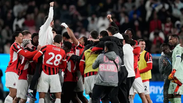 Selebrasi skuad AC Milan dalam laga final Supercoppa Italiana 2024 versus Inter Milan, Selasa (7/1/2025). (c) AP Photo/Altaf Qadri