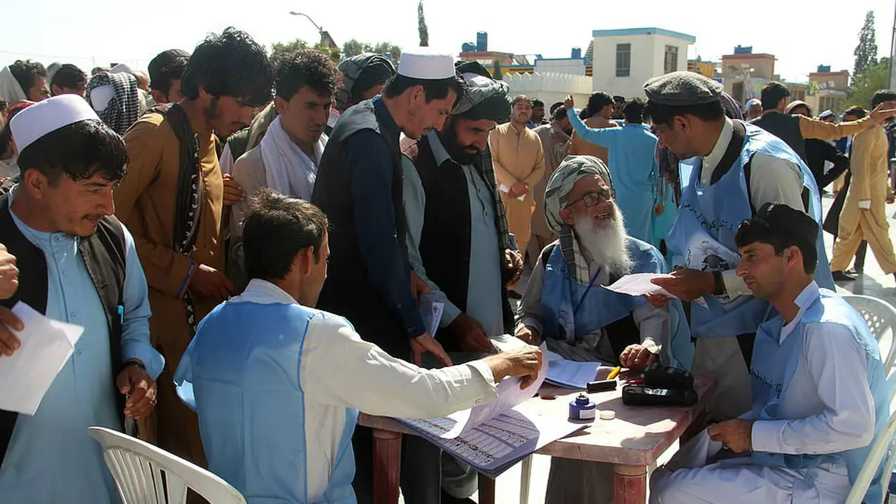 Suasana pemilu parlemen Afghanistan 2018 di salah satu tempat pemungutan suara, Sabtu 20 Oktober 2018. Pemungutan suara diperpanjang hingga 21 Oktober 2018 karena sejumlah kendala. (AFP PHOTO)