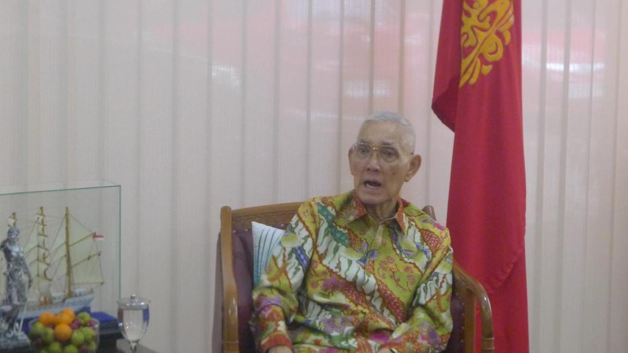 VIDEO: Sigapnya Ajudan Try Sutrisno, Bantu Jenderal Sepuh Berdiri Selama Menyanyikan Indonesia Raya