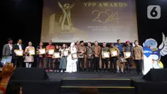 Menteri Sosial, Saifullah Yusuf (tengah) berbincang dengan Ketua Umum Yayasan Pundi Amal Peduli Kasih, Komjen Pol (Purn) Imam Sudjarwo usai berfoto bersama dengan peraih penghargaan YPP Award 2024 di Jakarta, Jumat (15/11/2024). (Liputan6.com/Helmi Fithriansyah)