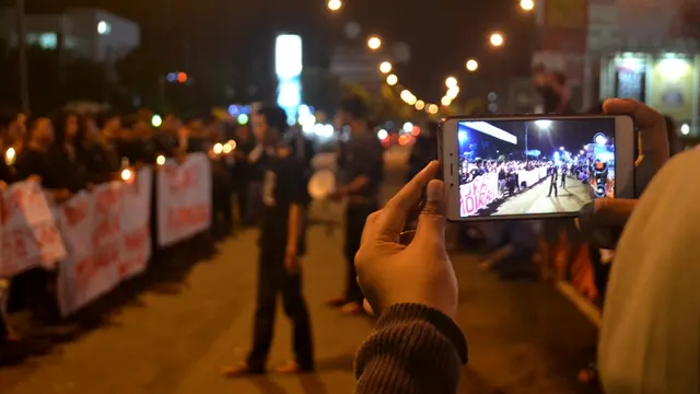 Demonstran membawa berbagai atribut demonstrasi, seperti spanduk, poster, dan selebaran berisi desakan agar negara menghentikan kekerasan yang dinilai membungkam kebebasan berpendapat. (Foto: Liputan6.com/Muhamad Ridlo)