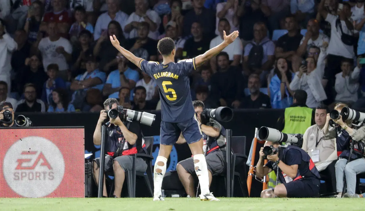 Gelandang Real Madrid, Jude Bellingham melakukan selebrasi setelah mencetak gol ke gawang Celta Vigo pada pertandingan lanjutan La Liga Spanyol di stadion Balaidos di Vigo, Spanyol, Sabtu6, 2 Agustus 2023. (AP Photo/Lalo R. Villar)