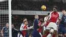 Pemain Arsenal, Jurrien Timber mencetak gol ke gawang Manchester United melalui sundulannya pada laga lanjutan Liga Inggris 2024/2025 di Emirates Stadium, London, Inggris, Kamis (05/12/2024) WIB. (AP Photo/Kirsty Wigglesworth)