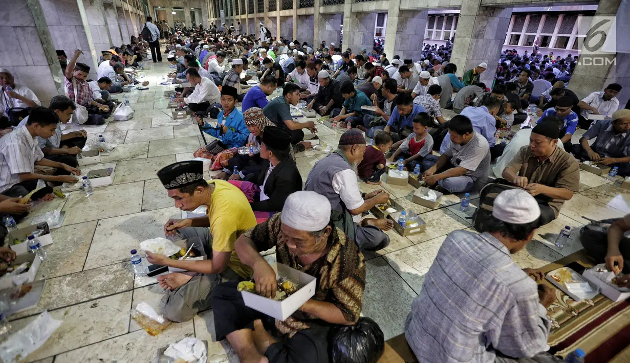Suasana saat umat muslim mengikuti buka puasa bersama di Masjid Istiqlal, Jakarta, Senin (6/5/2019). Saat akhir pekan jumlah takjil ditambah menjadi 5.000 buah. (Liputan6.com/Faizal Fanani)