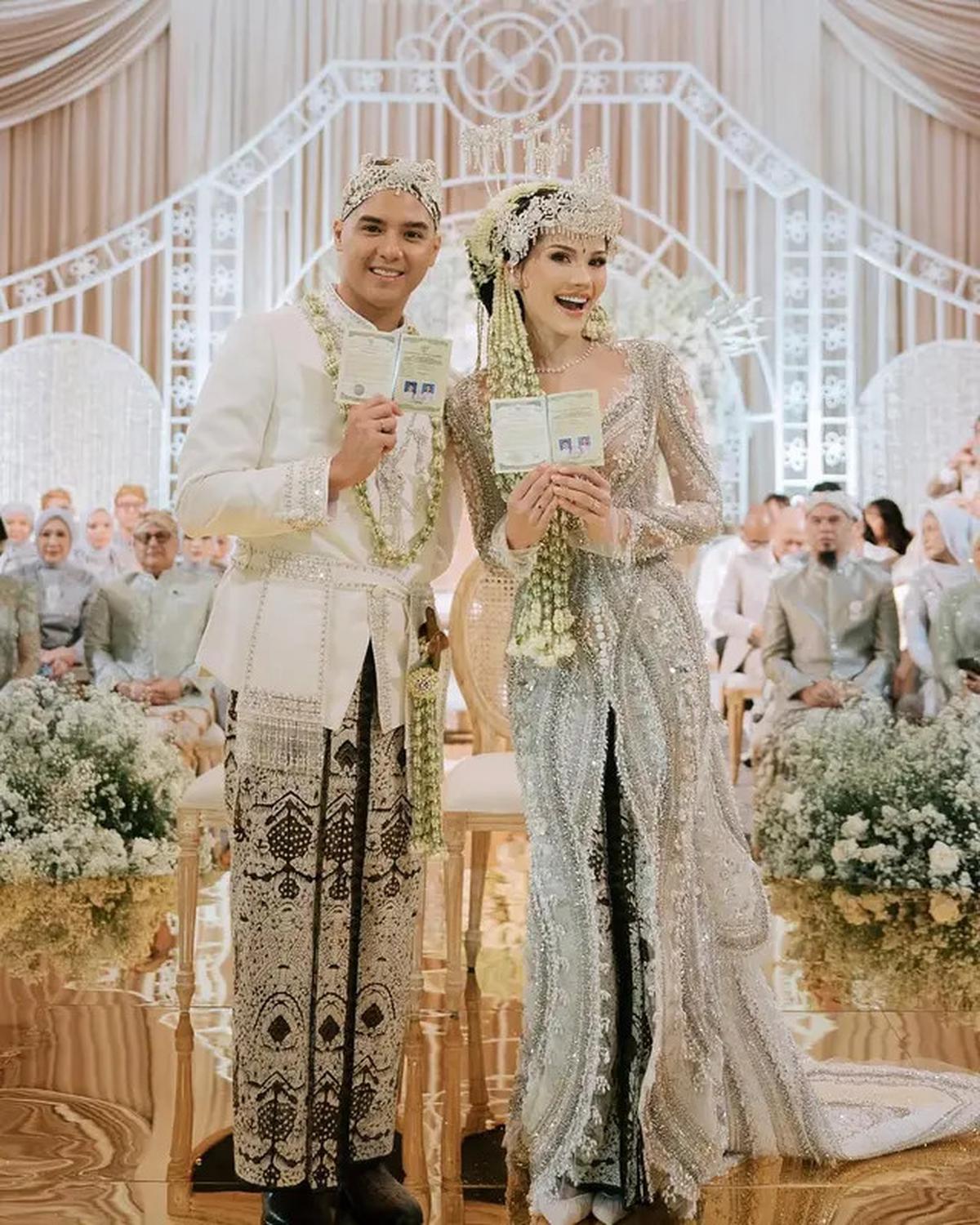 Potret Detail Dekorasi Akad Nikah Al Ghazali dan Alyssa Daguise, Elegan dengan Nuansa Gold dan Putih
