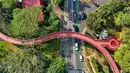 Taman ini dibangun di atas lahan seluas 5,5 hektare melalui penggabungan tiga taman yang telah ada sebelumnya, yaitu Taman Langsat, Taman Ayodia, dan Taman Leuser. Tampak foto udara memperlihatkan suasana Taman Bendera Pusaka, Kebayoran Baru, Jakarta, Rabu (1/4/2026). (merdeka.com/Arie Basuki)