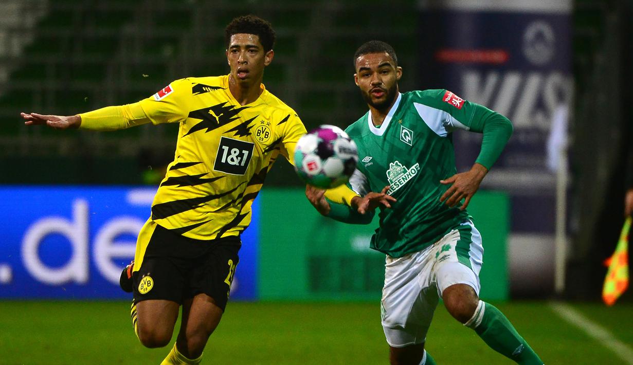 Gelandang Werder Bremen, Jean-Manuel Mbom (kanan), berebut bola dengan gelandang Borussia Dortmund, Jude Bellingham, dalam laga lanjutan Bundesliga Liga Jerman 2020/21 pekan ke-12 di Weserstadion, Bremen, Selasa (15/12/2020). Bremen kalah 1-2 dari Dortmund. (AFP/Patrik Stollarz/Pool).