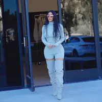 Kim Kardashian sepertinya tengah terobsesi dengan tubuh langsingnya. Ia bahkan merasa senang ketika Khloe Kardashian menyebutnya anoreksia. (instagram/kimkardashian)