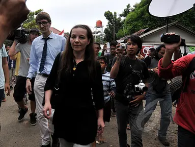 Istri terpidana mati kasus narkoba Sergei Atlaoui asal Prancis, Sabine Atlaoui usai mengunjungi lapas Pasir Putih, Nusakambangan, Jateng, Kamis (5/3/2015). (Liputan6.com/Johan Tallo)