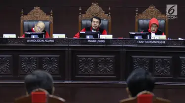 Ketua Mahkamah Konstitusi Anwar Usman (tengah) memimpin sidang uji materi UU KPK di Gedung MK, Jakarta, Senin (30/9/2019). MK menggelar sidang perdana uji materi UU Nomor 30 Tahun 2002 tentang KPK. (Liputan6.com/Angga Yuniar)