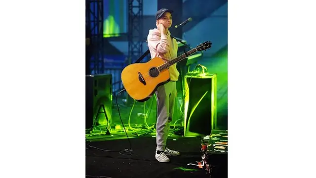 Putra kedua Andra juga menekuni alat musik gitar, penampilannya terlihat menawan di atas panggung.